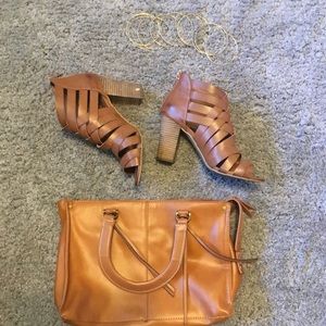 SALE❗️DAISY FUENTES zip up heels. Brown